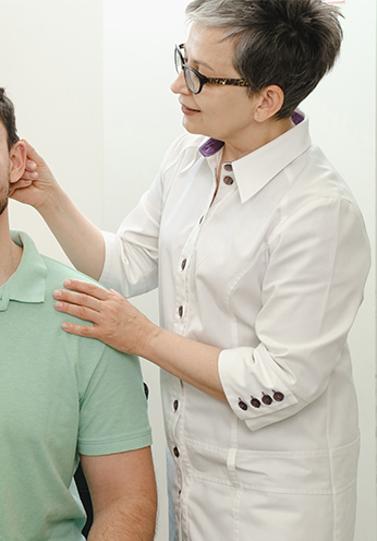 Hörakustikerin berät Kunden zu verschiedenen Hörgerätemodellen im Fachgeschäft- Hörakustik Griesheim - Kostenlose Hörtests